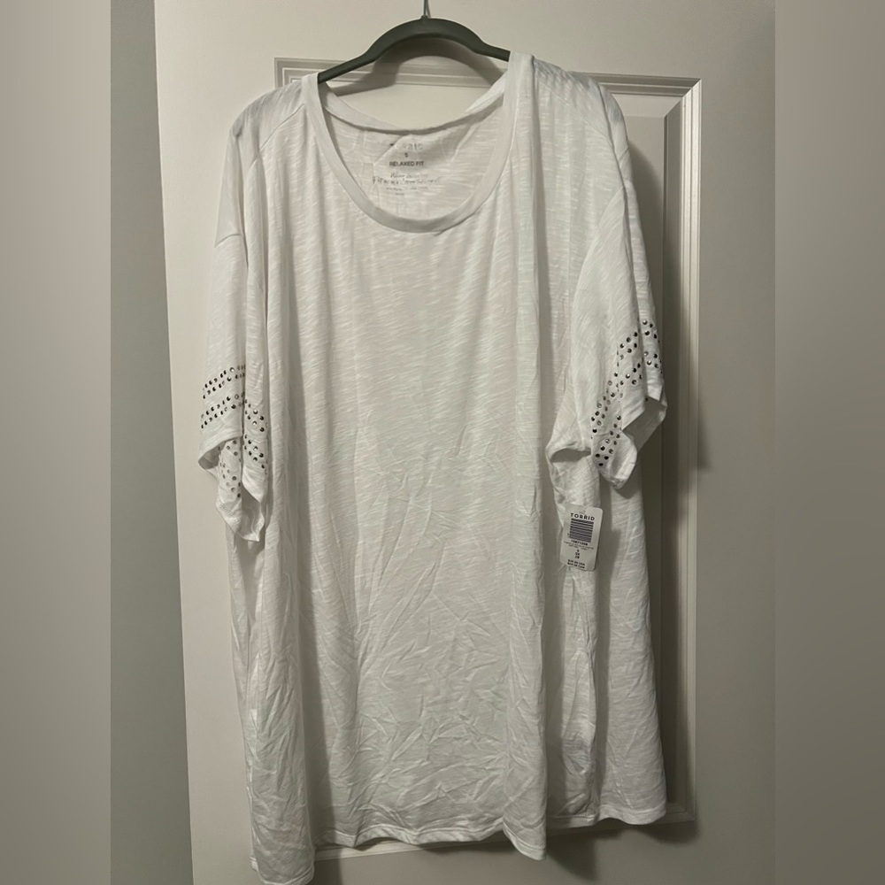 NWT TORRID WHITE SCOOP TEE 5X WITH GLAM DETAILS